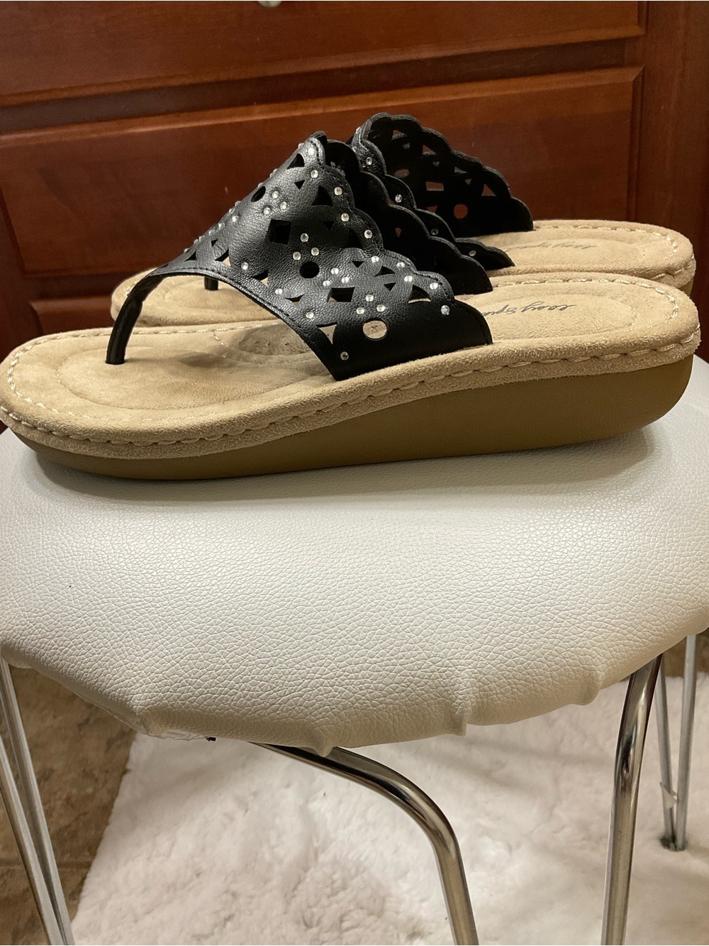 New Easy Spirit Black Laser-Cut Thong Sandals with Stud Accents Size 9.5 W - Picture 4 of 6
